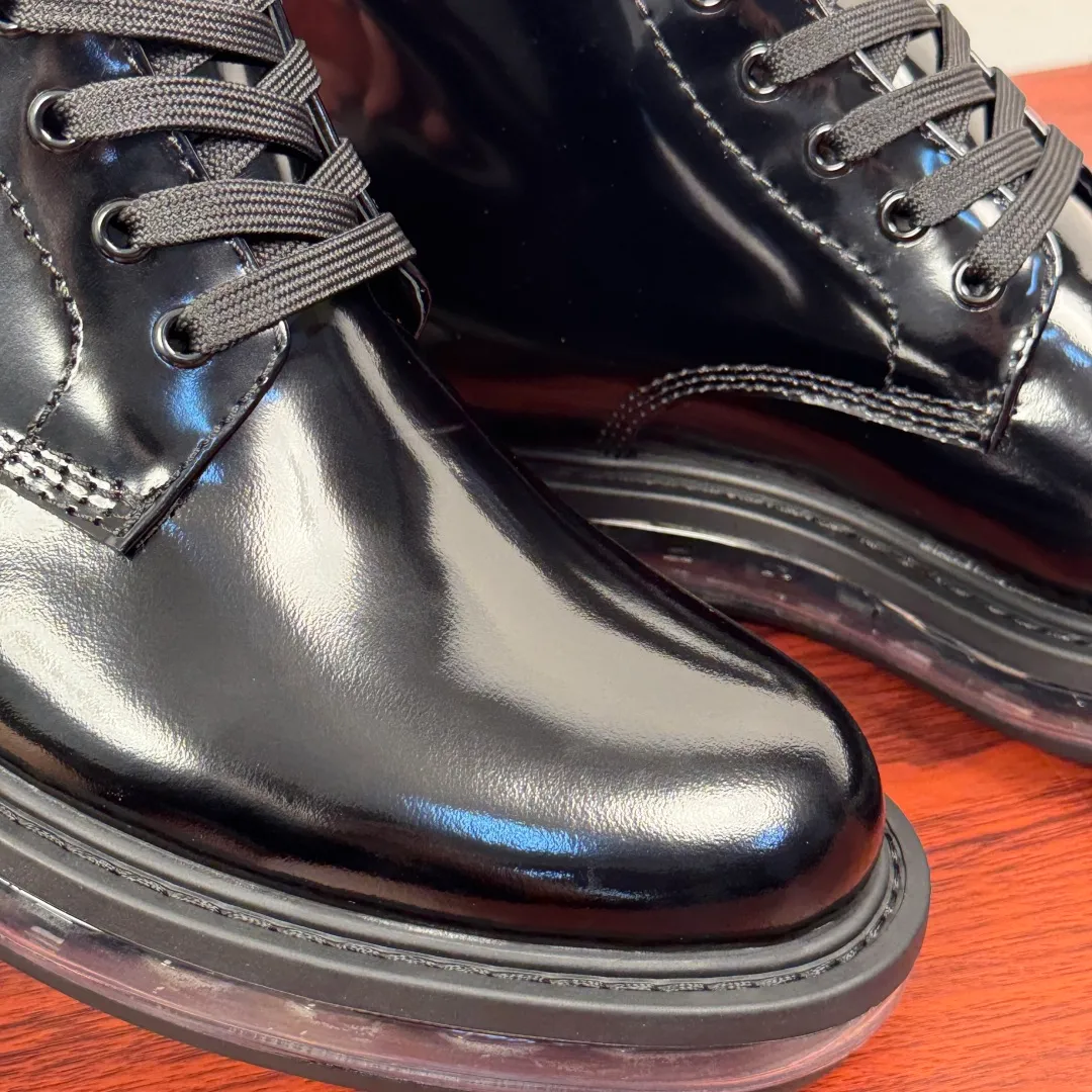 Batch 1020 Prada/Prada classic men's high-top air-cushion casual leather shoes, business formal leather shoes! Exclusive new air-cushion short boots for autumn and winter. Made in Guangdong, please pay attention to the details and pursue high quality. Italian original open-edge bead/matte calfskin styles are available. Low-key luxury, geometric tailoring, motorcycle imported from Germany, precision stitching, simple glossy surface, classic European and American style, clear water chestnuts, extended lace-up upper to better fit the shape of the foot, classic silver metal triangle logo details on the side, simple glossy surface, standard formal wear, full calfskin interior, exclusive gold label foot pads from P family, heel webbing heel, upper foot is stable and comfortable, original ultra-soft air cushion outsole, silver label PRADA letter logo decoration on the heel, rubber bottom layer wrapping, high comfort Excellent anti-slip performance, stitching technology, no slipping off the sole, more durable, 3.5CM thick sole, more adaptable, can enter and exit various occasions, fine workmanship, clear edges and corners of the shoe shape, perfect as a work of art, quality assurance, complete package! Size: 38-39-40-41-42-43-44 Leather shoe size Item number: 2TG242 Open edge beads